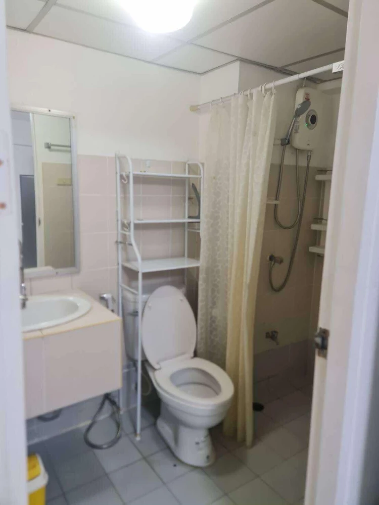 For rent: Lumpini Center Happy Land, 6th floor, fully furnished room, ready to move in, reserve now, don't wait.