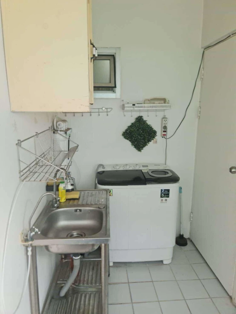For rent: Lumpini Center Happy Land, 6th floor, fully furnished room, ready to move in, reserve now, don't wait.