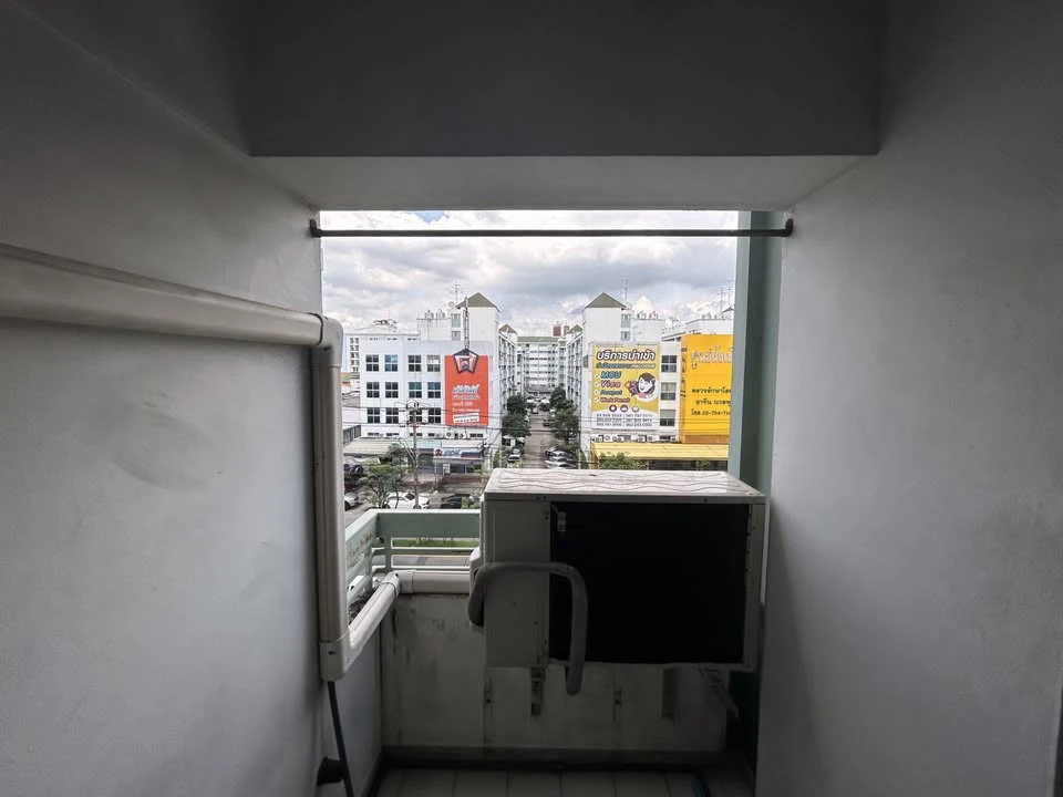 For rent: Lumpini Center Happy Land, fully furnished, at a great price. You'll regret it if you miss out.