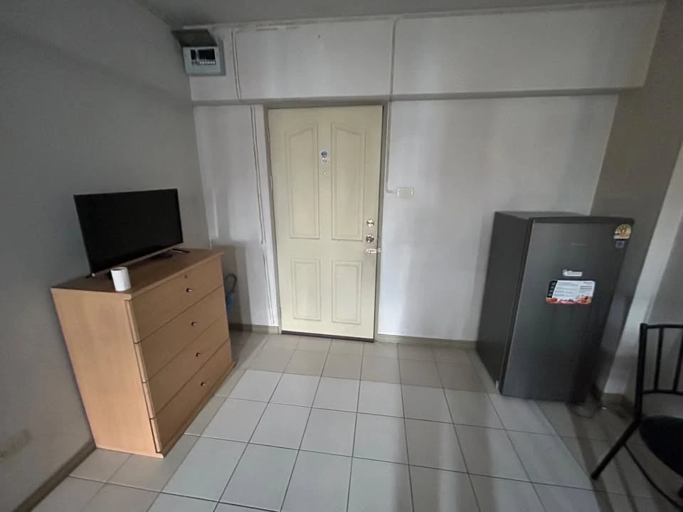 For rent: Lumpini Center Happy Land, fully furnished, at a great price. You'll regret it if you miss out.