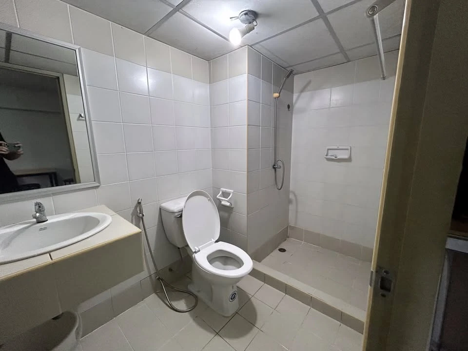 For rent: Lumpini Center Happy Land, fully furnished, at a great price. You'll regret it if you miss out.