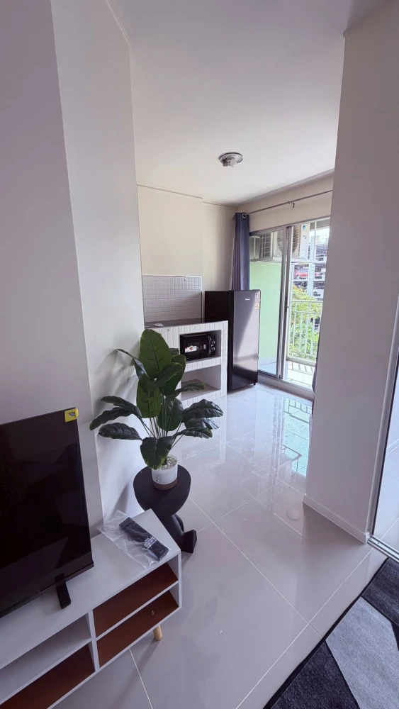 For rent: Lumpini Condo Town Chonburi - Sukhumvit, 4th floor, partitioned room, fully furnished, ready to move in. Book now!