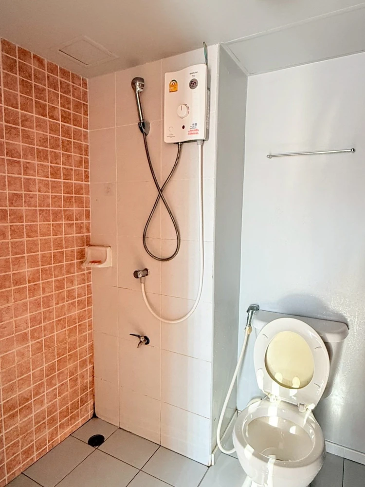 For rent Lumpini Condotown Chonburi - Sukhumvit, 6th floor, partitioned room, fully furnished, reserve now.