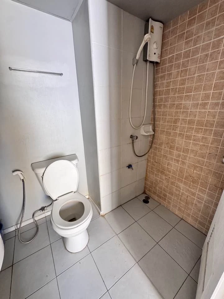 For rent: Lumpini Condotown Chonburi - Sukhumvit, 8th floor, partitioned unit, fully furnished. Book now!