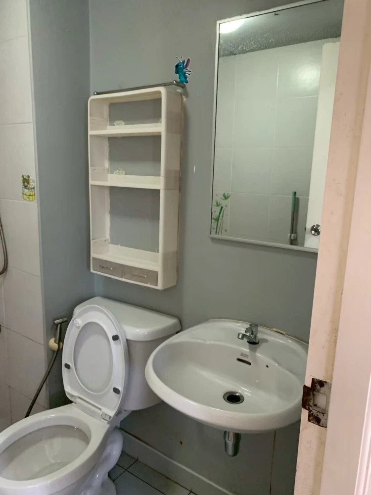 For rent: Lumpini Condotown Chonburi - Sukhumvit. Comfortable room. Comes with complete furniture. Just bring your bags and move in.
