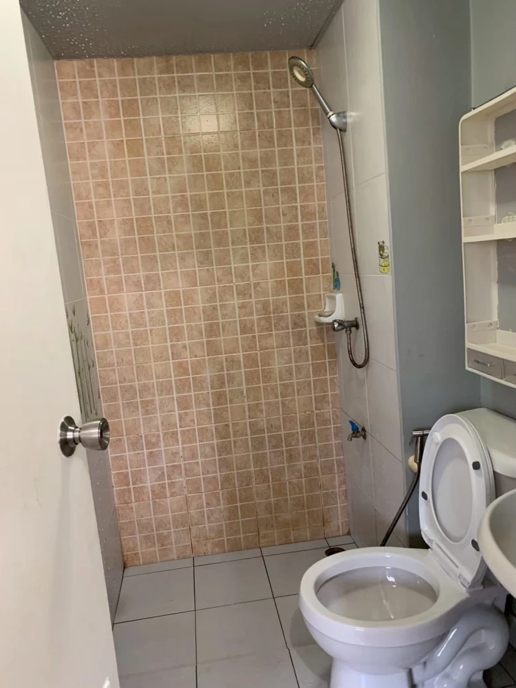 For rent: Lumpini Condotown Chonburi - Sukhumvit. Comfortable room. Comes with complete furniture. Just bring your bags and move in.