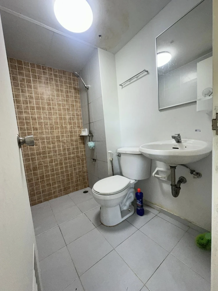 For rent: Lumpini Condotown Chonburi - Sukhumvit. Comfortable room. Comes with complete furniture. Just bring your bags and move in.