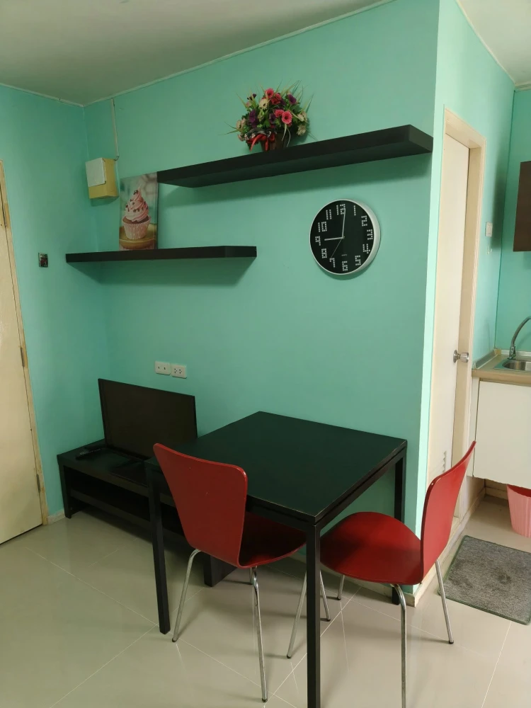 For rent Lumpini Condotown Chonburi - Sukhumvit, a nice room with a bright red sofa, good location, book now.