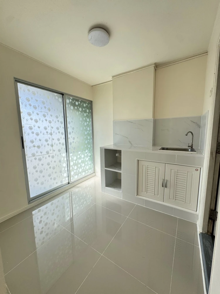 For rent Lumpini Condotown Chonburi - Sukhumvit, empty room, 6th floor, interested, reserve now.
