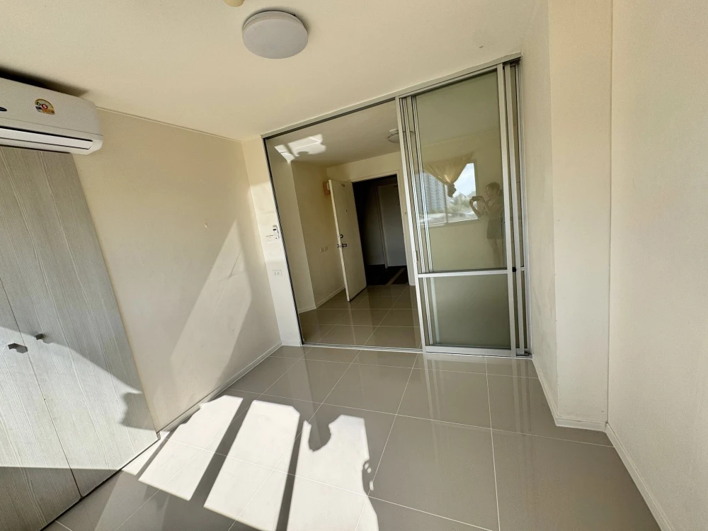 For rent Lumpini Condotown Chonburi - Sukhumvit, empty room, 6th floor, interested, reserve now.
