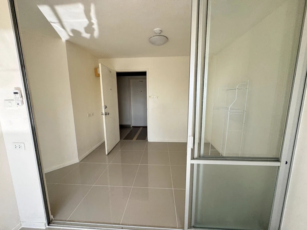 For rent Lumpini Condotown Chonburi - Sukhumvit, empty room, 6th floor, interested, reserve now.