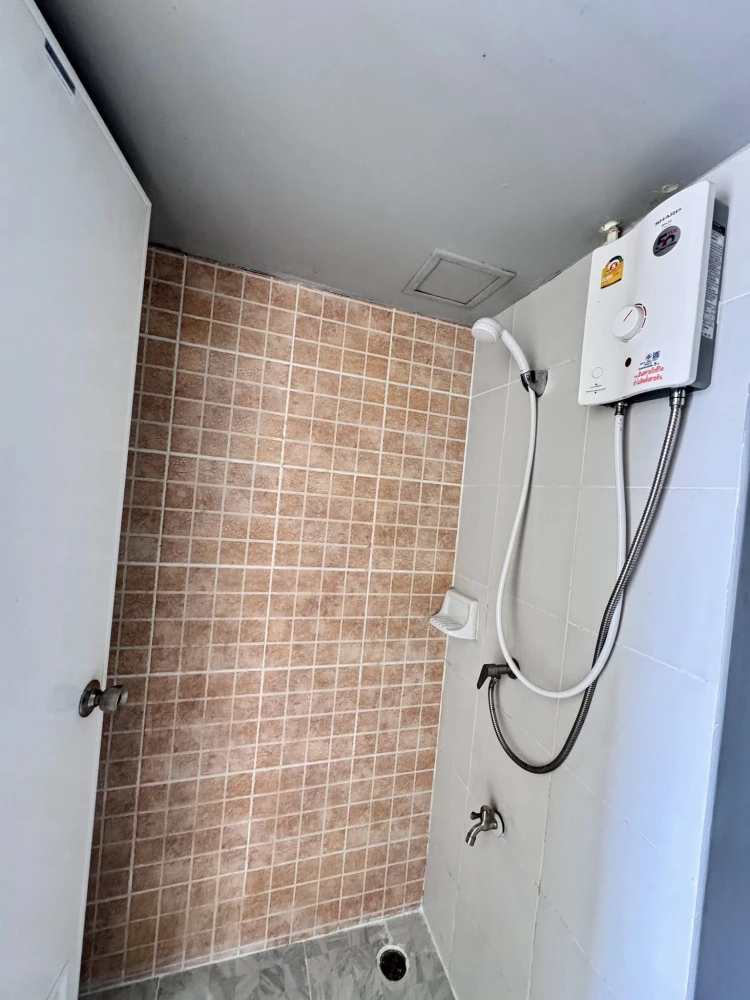 For rent Lumpini Condotown Chonburi - Sukhumvit, empty room, 6th floor, interested, reserve now.