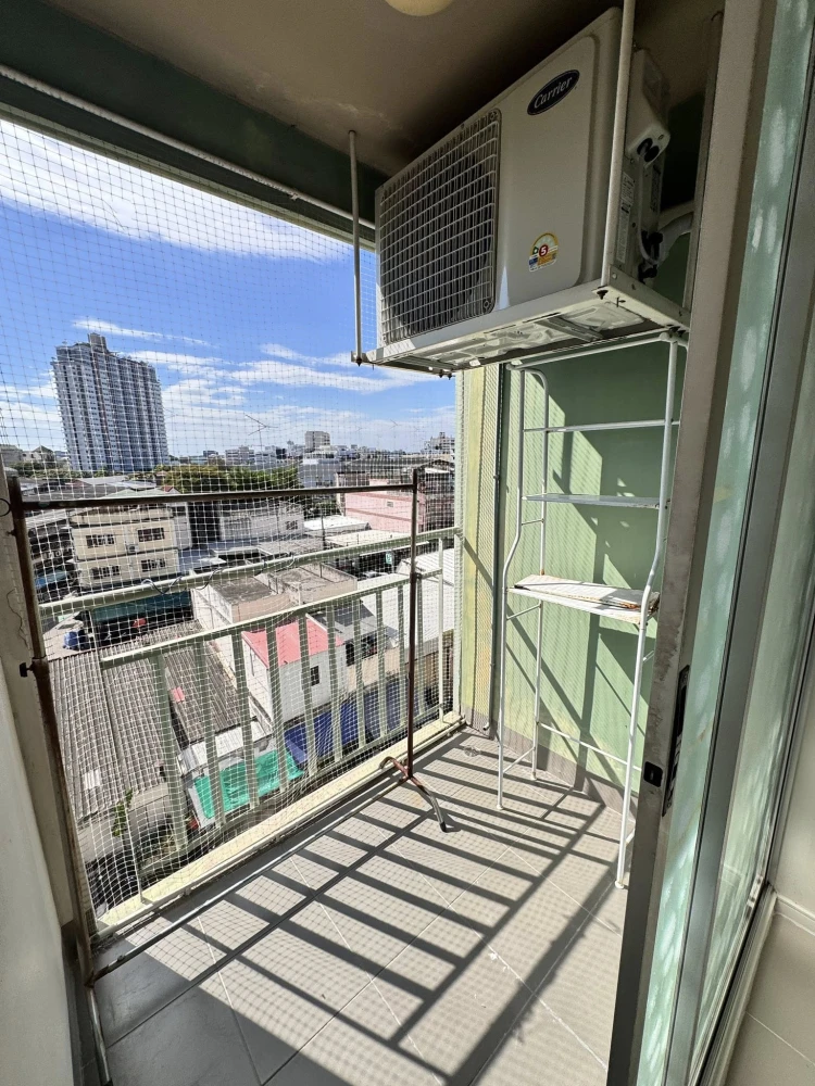 For rent Lumpini Condotown Chonburi - Sukhumvit, empty room, 6th floor, interested, reserve now.
