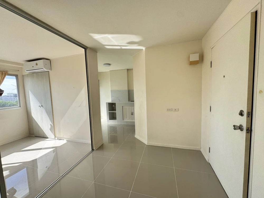 For rent Lumpini Condotown Chonburi - Sukhumvit, empty room, 6th floor, interested, reserve now.