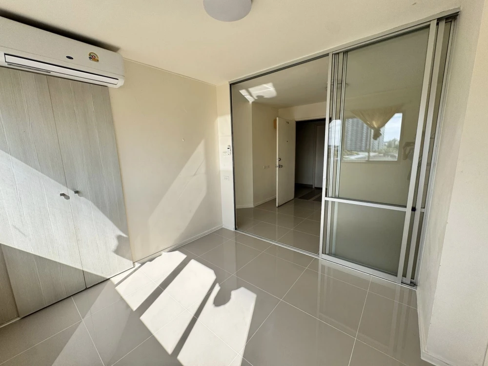 For rent Lumpini Condotown Chonburi - Sukhumvit, empty room, 6th floor, interested, reserve now.