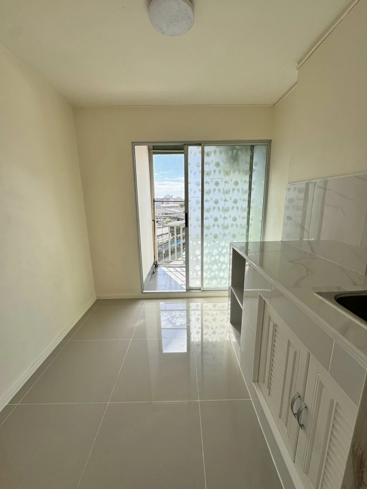 For rent Lumpini Condotown Chonburi - Sukhumvit, empty room, 6th floor, interested, reserve now.