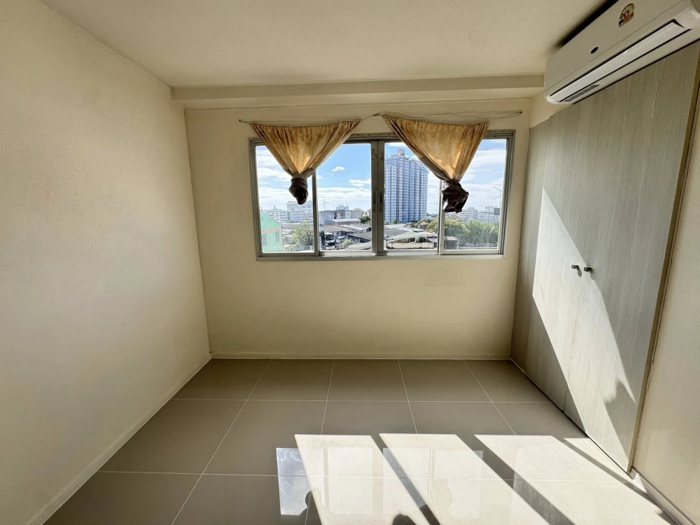 For rent Lumpini Condotown Chonburi - Sukhumvit, empty room, 6th floor, interested, reserve now.