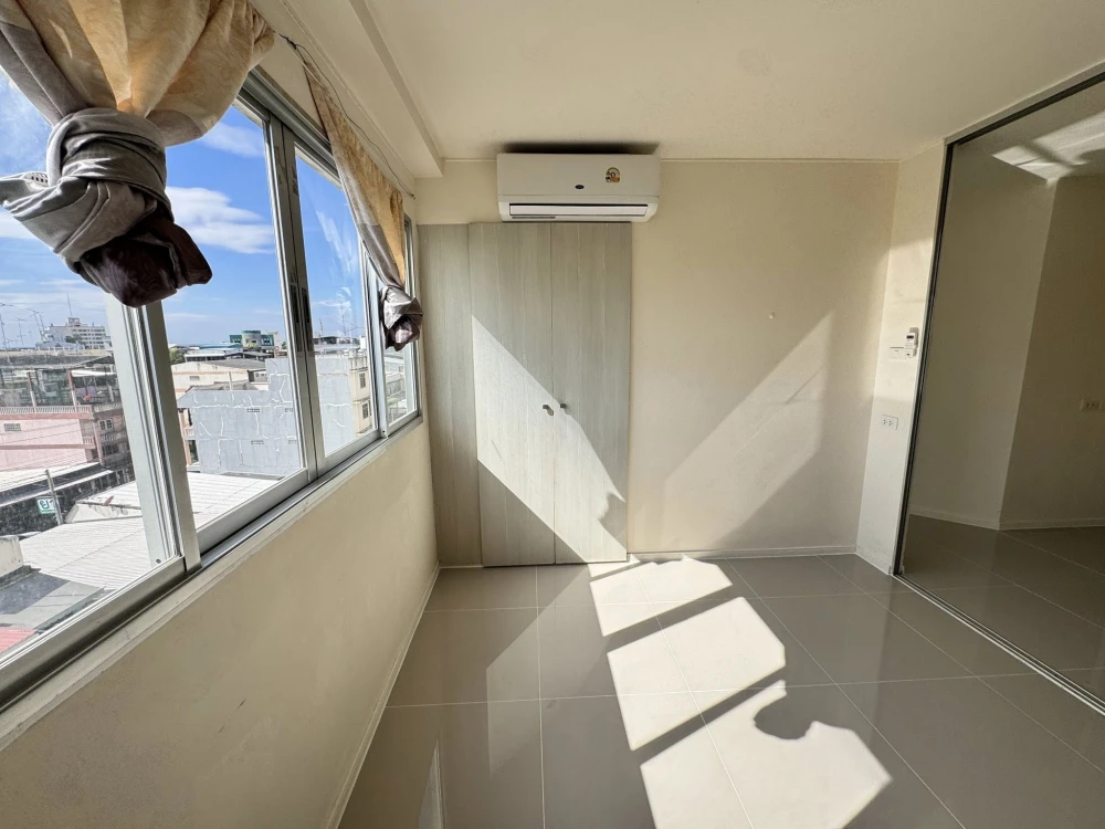 For rent Lumpini Condotown Chonburi - Sukhumvit, empty room, 6th floor, interested, reserve now.