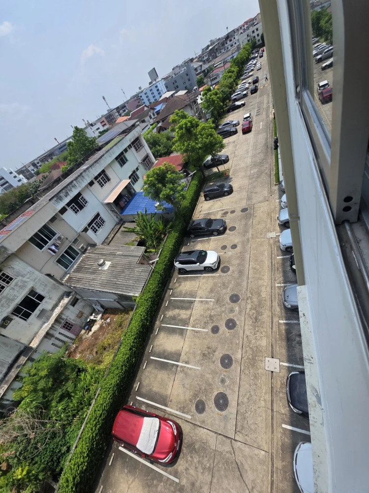 For rent: Lumpini Condo Town Ramindra-Lat Pla Khao, 1 bedroom, 1 bathroom, fully furnished, convenient location. Book now!