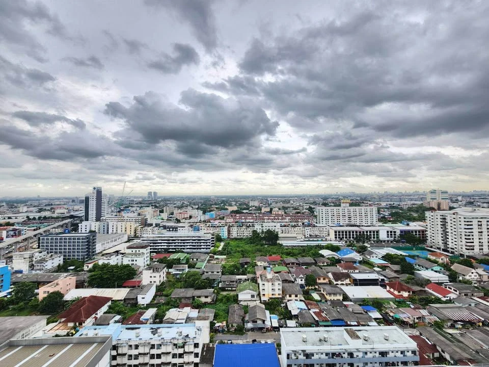 For rent: Lumpini Condo Town Ramintra - Nawamin, corner room, high floor, clear outside view, comfortable to the eyes, no buildings blocking the way,