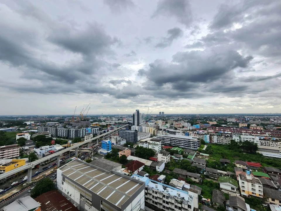 For rent: Lumpini Condo Town Ramintra - Nawamin, corner room, high floor, clear outside view, comfortable to the eyes, no buildings blocking the way,