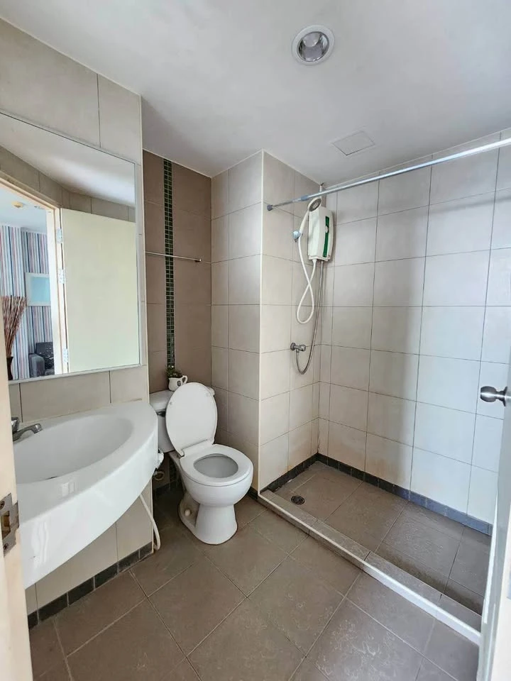 For rent: Lumpini Condo Town Ramintra - Nawamin, corner room, high floor, clear outside view, comfortable to the eyes, no buildings blocking the way,