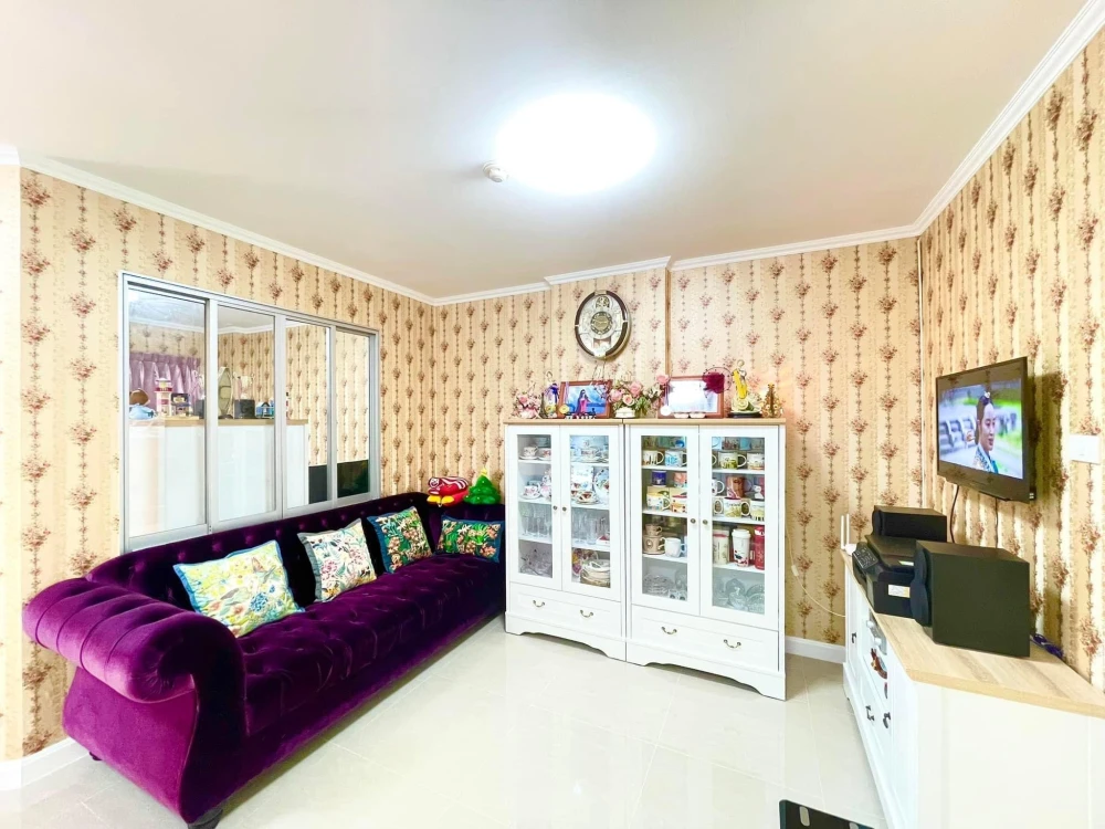 For rent: Lumpini Condotown Bodindecha-Ramkhamhaeng, a lovely room with beautiful wallpaper, good location, hurry and reserve now! images