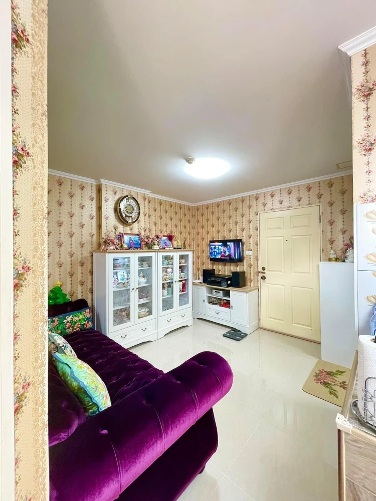 For rent: Lumpini Condotown Bodindecha-Ramkhamhaeng, a lovely room with beautiful wallpaper, good location, hurry and reserve now!