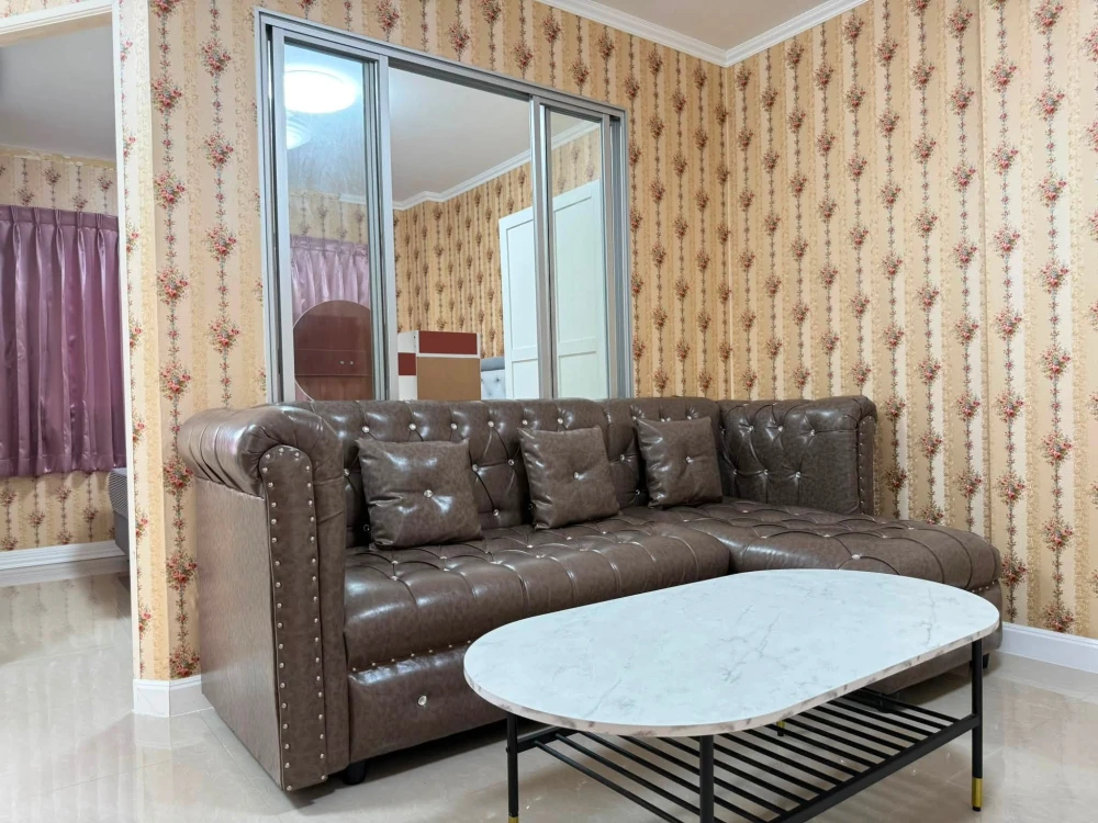 For rent: Lumpini Condotown Bodindecha-Ramkhamhaeng, a lovely room with beautiful wallpaper, good location, hurry and reserve now!
