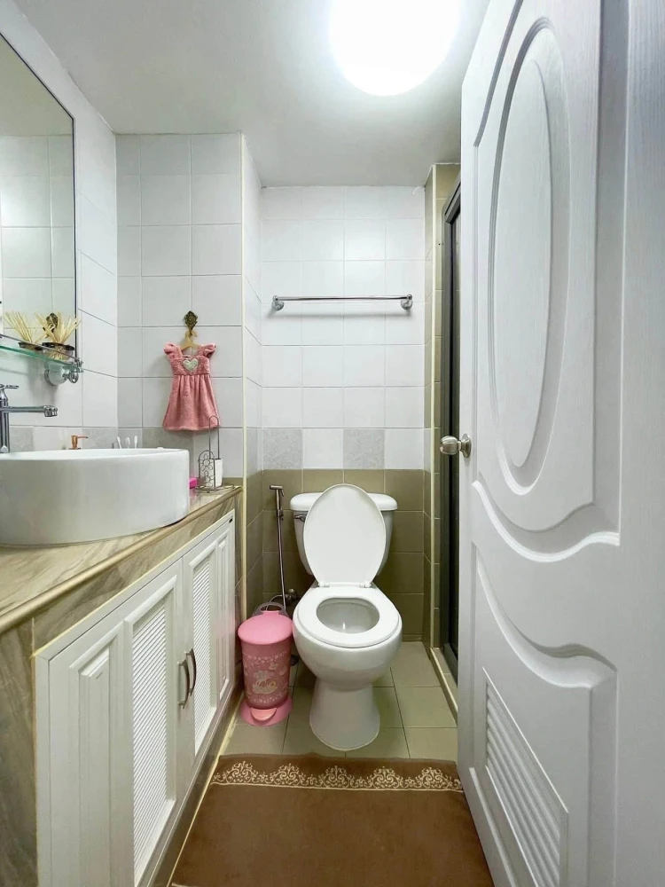 For rent: Lumpini Condotown Bodindecha-Ramkhamhaeng, a lovely room with beautiful wallpaper, good location, hurry and reserve now!