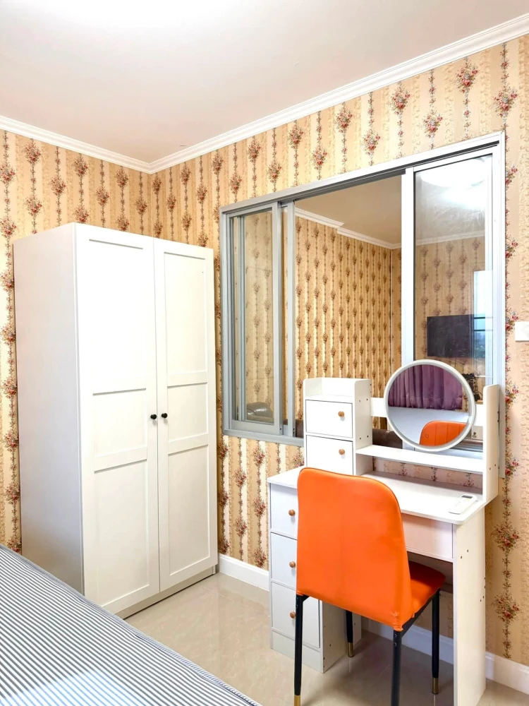 For rent: Lumpini Condotown Bodindecha-Ramkhamhaeng, a lovely room with beautiful wallpaper, good location, hurry and reserve now!
