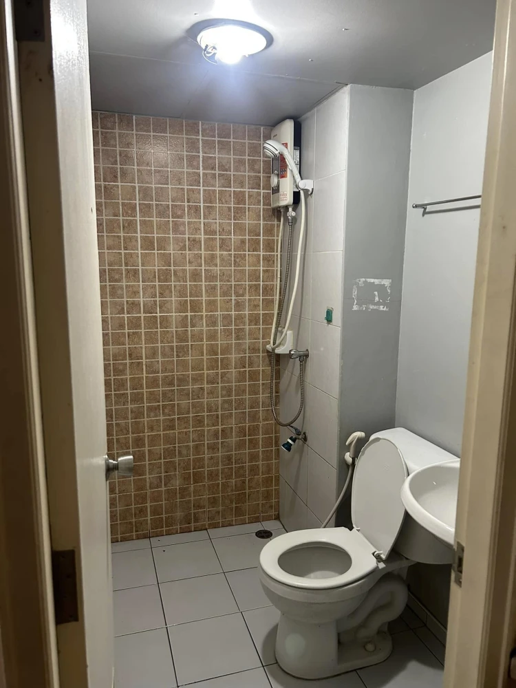 For rent: Lumpini Condotown Chonburi - Sukhumvit, 1st floor unit, high-quality wallpaper, fully furnished. Book now!