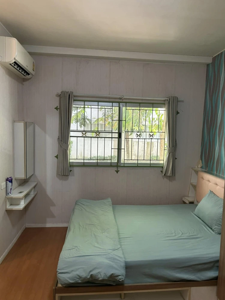 For rent: Lumpini Condotown Chonburi - Sukhumvit, 1st floor unit, high-quality wallpaper, fully furnished. Book now!
