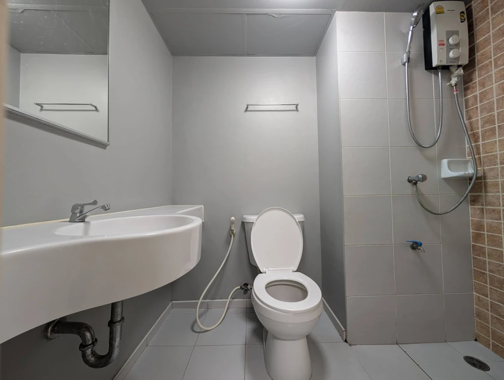 For rent: Lumpini Condotown Chonburi - Sukhumvit, 5th floor unit with full amenities. Book now!