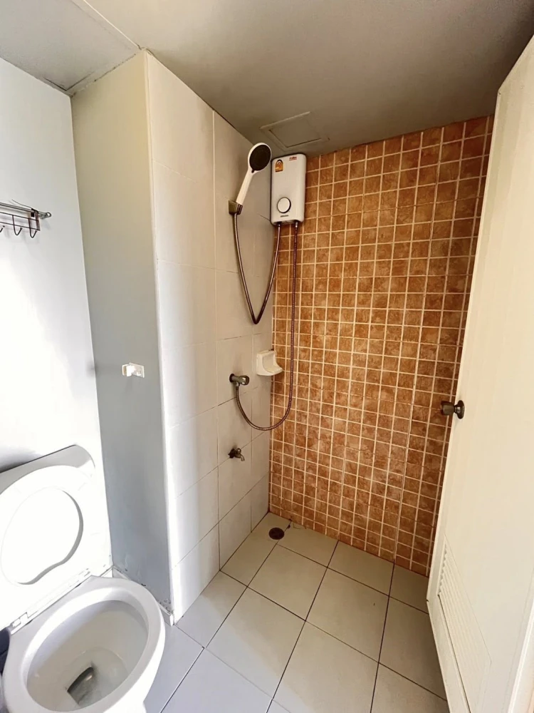 For rent: Lumpini Condotown Chonburi - Sukhumvit, 5th floor unit, fully furnished with complete amenities. Book now!