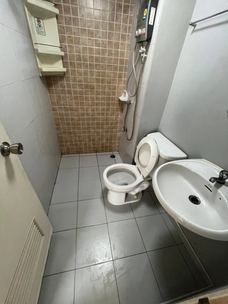 For rent: Lumpini Condotown Chonburi - Sukhumvit, 7th floor unit. High-quality wallpaper and fully furnished. Book now!