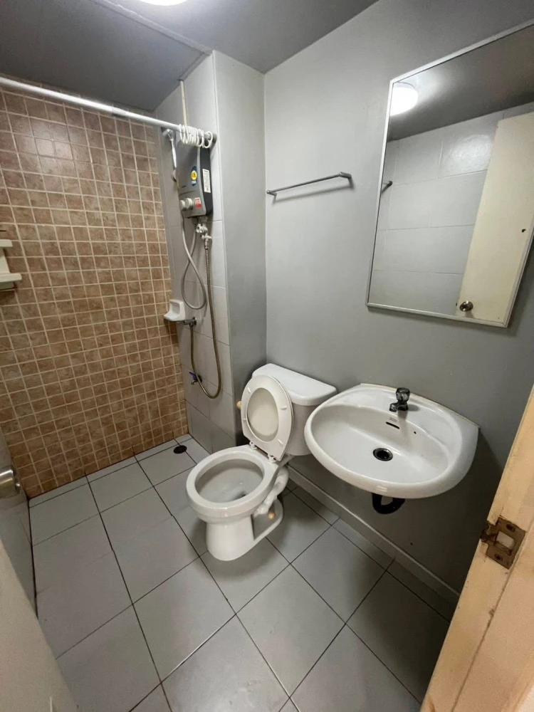 For rent: Lumpini Condotown Chonburi - Sukhumvit, 7th floor unit. High-quality wallpaper and fully furnished. Book now!