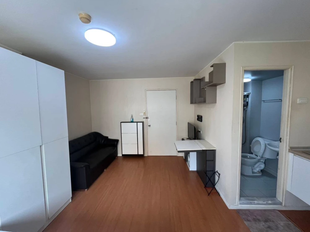 For rent: Lumpini Condotown Chonburi - Sukhumvit, 7th floor unit. High-quality wallpaper and fully furnished. Book now!