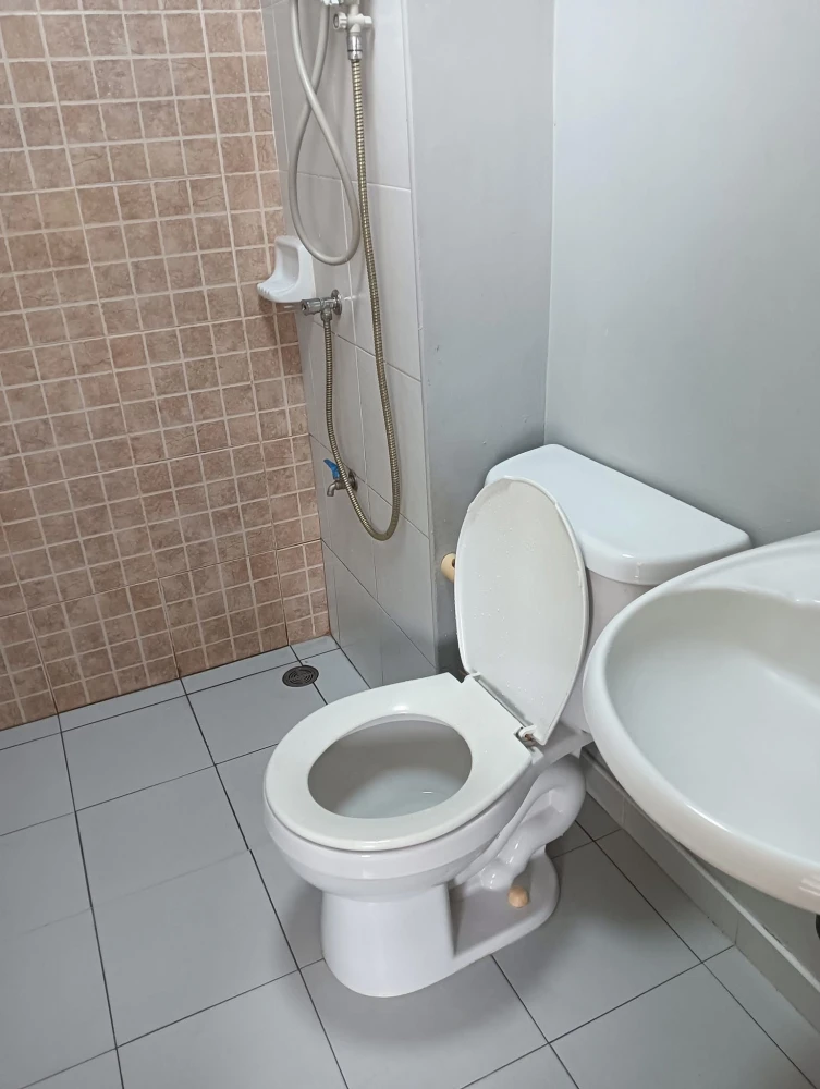 For rent: Lumpini Condotown Chonburi - Sukhumvit, 7th floor unit. High-quality wallpaper and fully furnished. Book now!