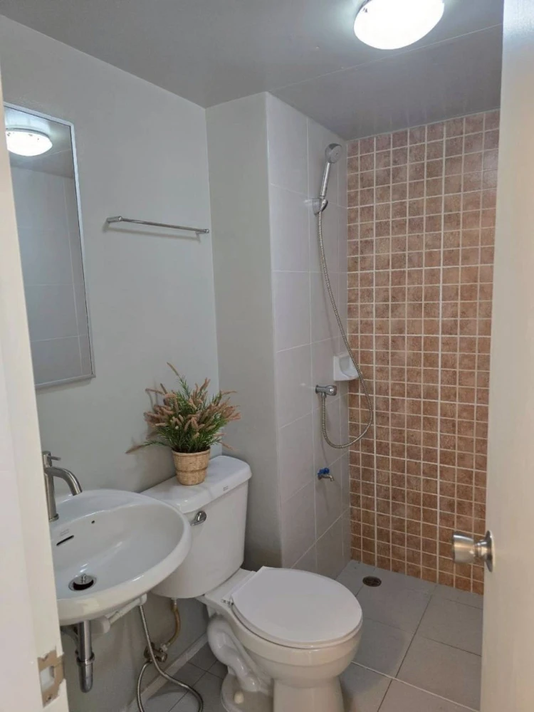 For rent: Lumpini Condotown Chonburi - Sukhumvit. Beautifully decorated minimalist-style room with full furnishings. Don't miss out!