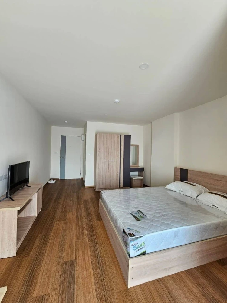 For rent: Lumpini Condotown Ekachai 48, a nice room on the 4th floor, comes with furniture and complete amenities. Reserve now!