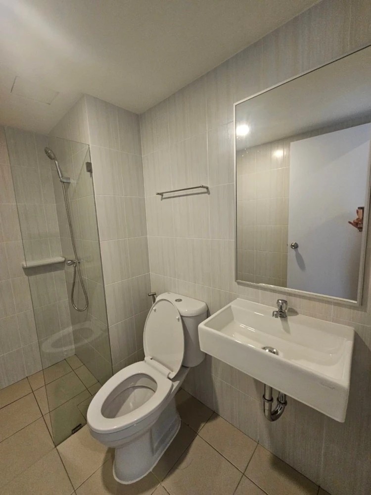 For rent: Lumpini Condotown Ekachai 48, a nice room, good location, fully furnished, just bring your bags and move in.