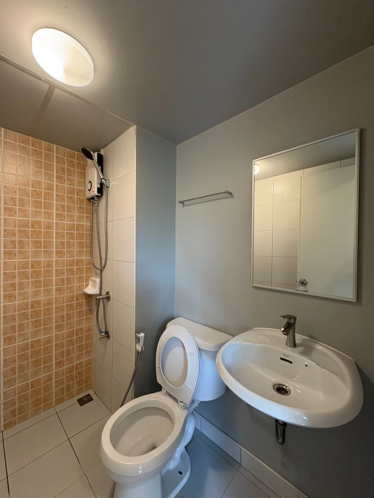 For rent: Lumpini CondoTown Romklao – Suvarnabhumi, 2nd floor unit, fully furnished and equipped with appliances. Don't miss this great opportunity!