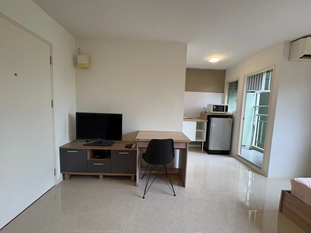 For rent: Lumpini CondoTown Romklao – Suvarnabhumi, 2nd floor unit, fully furnished and equipped with appliances. Don't miss this great opportunity!