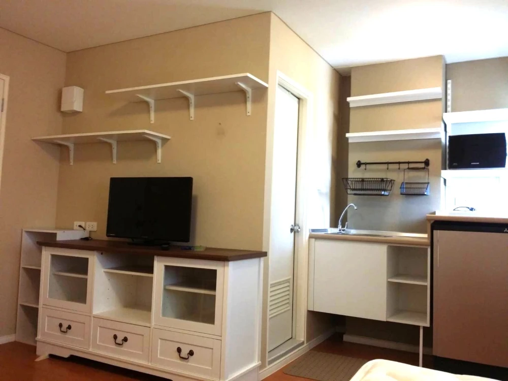 For rent: Lumpini CondoTown Romklao – Suvarnabhumi, studio room with quality wallpaper, decorated in a theme. Reserve now!