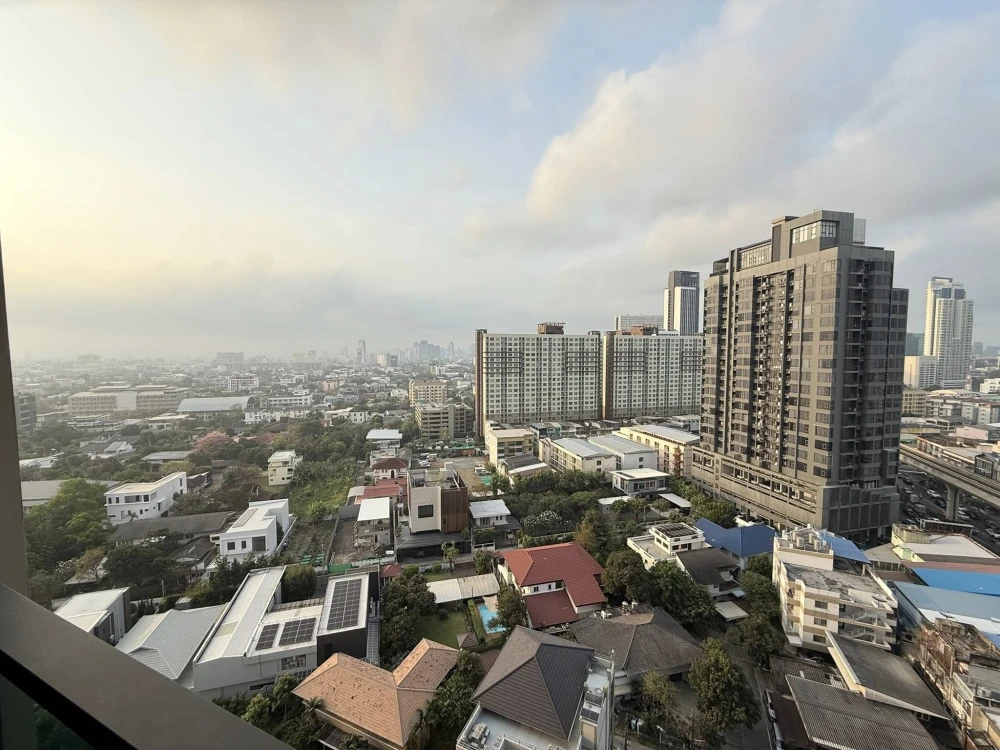 For rent: Lumpini Park Phahol 32, separate bedroom and living room, fully furnished, complete with appliances. Just bring your bags and move in.