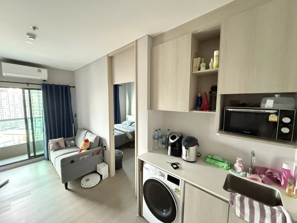 For rent: Lumpini Park Phahol 32, separate bedroom and living room, fully furnished, complete with appliances. Just bring your bags and move in.