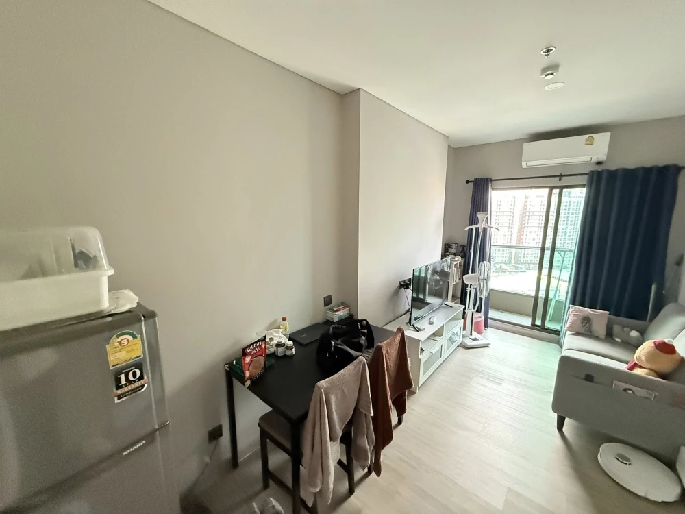 For rent: Lumpini Park Phahol 32, separate bedroom and living room, fully furnished, complete with appliances. Just bring your bags and move in.
