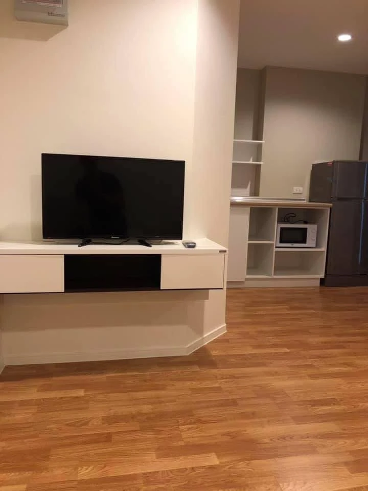 For rent: Lumpini Park Phetkasem 98, 10th floor unit, fully furnished with appliances. Book now!