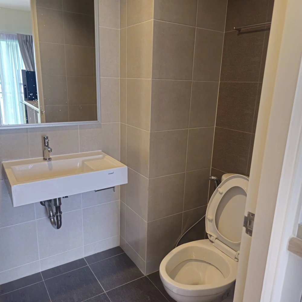 For rent: Lumpini Park Phetkasem 98, 17th floor unit, fully furnished with appliances. Book now!